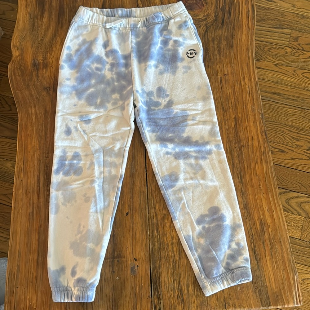 Abercrombie Kids
Size 7/8
Tie dye blue/white